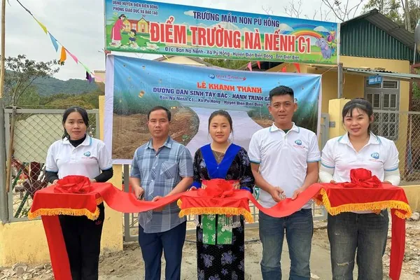 Một nhóm người đang trao đổi chiến lược chơi game TA88 trong một không gian hiện đại, thể hiện sự học hỏi và phát triển kỹ năng