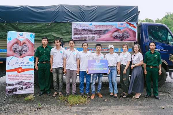 Nhân viên TA88 đang hỗ trợ khách hàng nhanh chóng