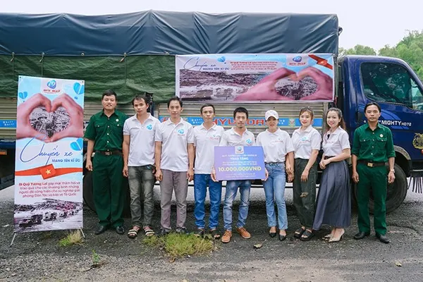 Nhân viên TA88 đang hỗ trợ khách hàng nhanh chóng